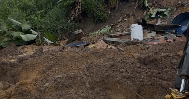 Candeias: Casa desaba na Getúlio Vargas, moradores relatam vazamento de tubulação da embasa; Prefeito visita atingidos e casas são interditadas