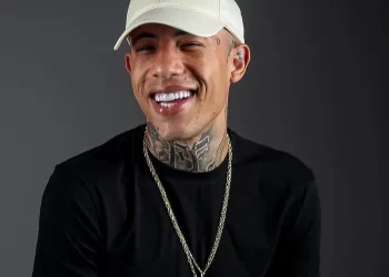 Blogueiro Franklin Reis deixa o xilindró de tornozeleira eletrônica