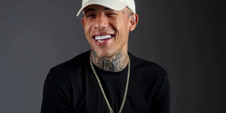 Blogueiro Franklin Reis deixa o xilindró de tornozeleira eletrônica