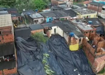 Deslizamento de terra interdita casas e desaloja 24 pessoas em Candeias após temporal