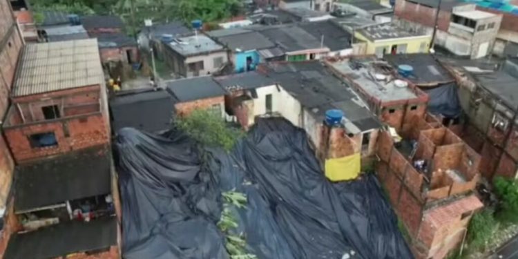 Deslizamento de terra interdita casas e desaloja 24 pessoas em Candeias após temporal