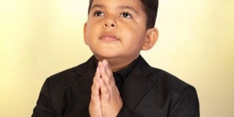 Novo Pastor Mirim? Garoto de 13 anos viraliza ao pregar em igreja