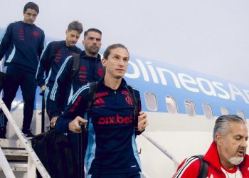 Jogadores do Flamengo sofrem tentativa de assalto no Rio; carro do goleiro foi baleado