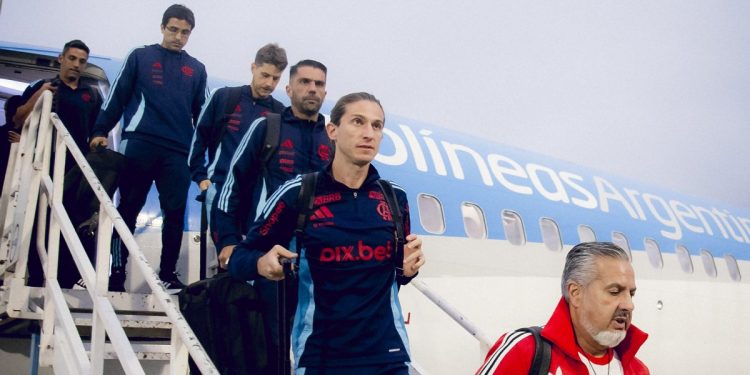 Jogadores do Flamengo sofrem tentativa de assalto no Rio; carro do goleiro foi baleado