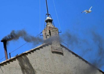 Fumaça preta volta a sair da Capela Sistina e novo papa ainda não foi escolhido