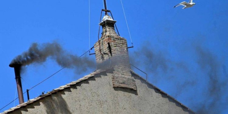 Fumaça preta volta a sair da Capela Sistina e novo papa ainda não foi escolhido