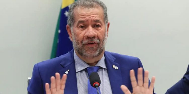 Carlos Lupi pede demissão do Ministério da Previdência Social após pressão sobre fraudes no INSS