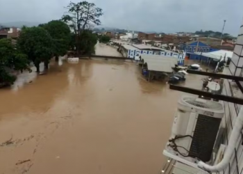 Rio transborda após fortes chuvas e deixa famílias desabrigadas em Santo Amaro