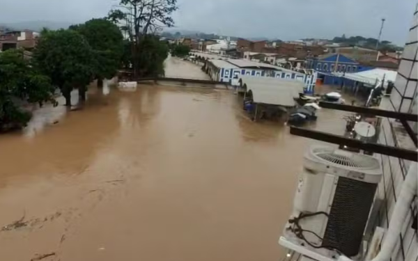 Rio transborda após fortes chuvas e deixa famílias desabrigadas em Santo Amaro