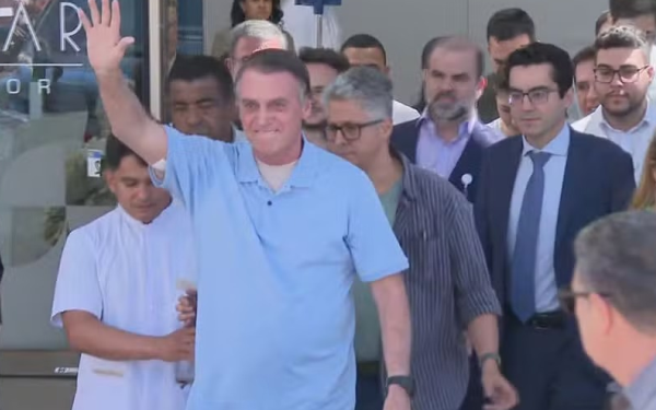 Bolsonaro recebe alta após 21 dias de internação em Brasília