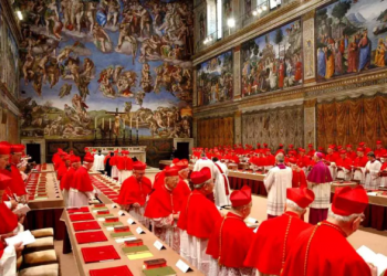Cardeais se instalam no Vaticano e conclave para eleger novo papa começa nesta quarta (6)