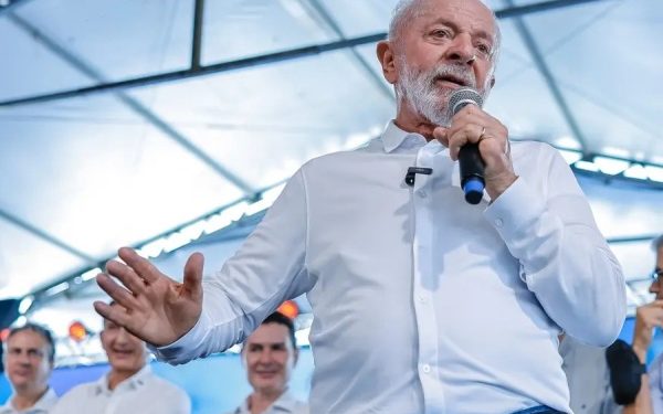 Deputados de oposição avaliam pedido de impeachment contra Lula após fraudes no INSS