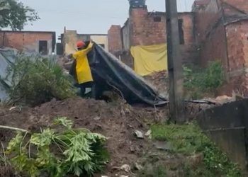 Candeias: Defesa Civil realiza cobertura de taludes em área afetada por desabamento e inicia demolição de imóvel