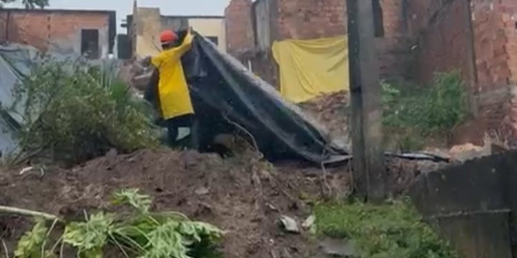 Candeias: Defesa Civil realiza cobertura de taludes em área afetada por desabamento e inicia demolição de imóvel