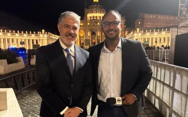 No Vaticano, Vanderson Nascimento posta foto com William Bonner e agita web