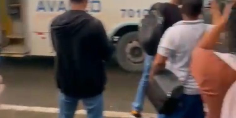 Ônibus da Avanço solta fumaça e entra em pane em Candeias: passageiros entram em pânico e escapam às pressas