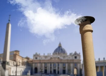 Fumaça branca! Novo papa é eleito pela Igreja Católica