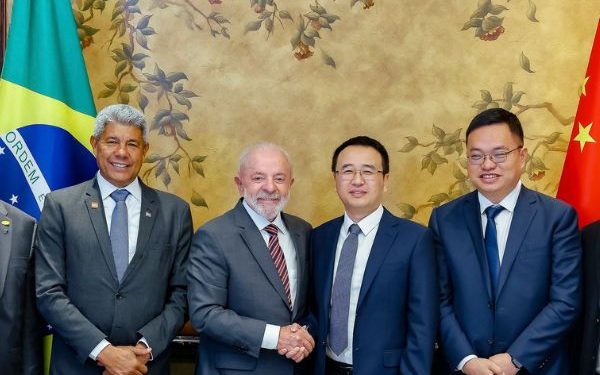 Ao lado de Lula, Jerônimo se reúne com empresários chineses em Pequim
