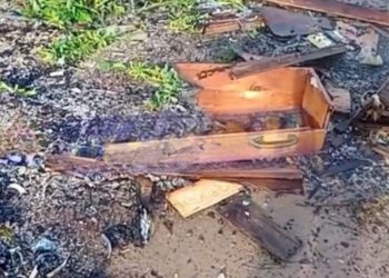 Ossadas humanas em caixões carbonizados são encontradas em lixão na Estrada da Cetrel