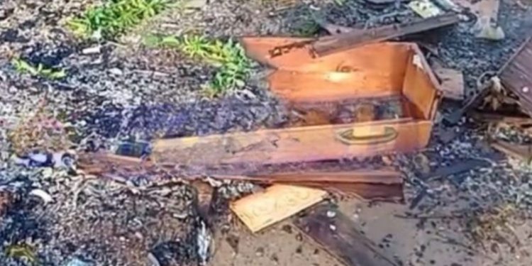 Ossadas humanas em caixões carbonizados são encontradas em lixão na Estrada da Cetrel