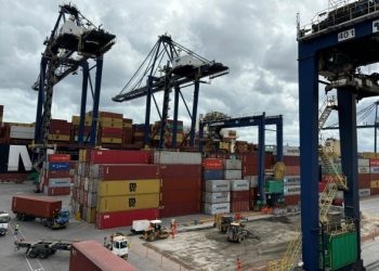 Setor de serviços desacelera e cresce apenas 0,3% em março, diz IBGE