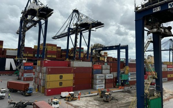 Setor de serviços desacelera e cresce apenas 0,3% em março, diz IBGE