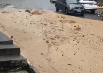 Tubulação da Embasa estoura na Rua 21 de Abril, em Candeias, e causa transtornos aos motoristas