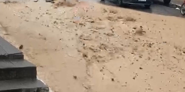 Tubulação da Embasa estoura na Rua 21 de Abril, em Candeias, e causa transtornos aos motoristas