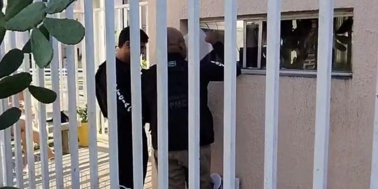 Mãe é presa suspeita de permitir que filha de 5 anos fosse estuprada por três namorados na Bahia