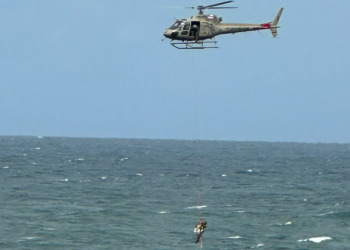 Helicoptéro do Graer resgata dois homens vítimas de afogamento na Praia da Barra