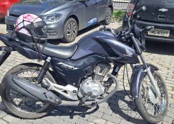 Suspeito é preso com moto roubada após fugir de blitz em Camaçari