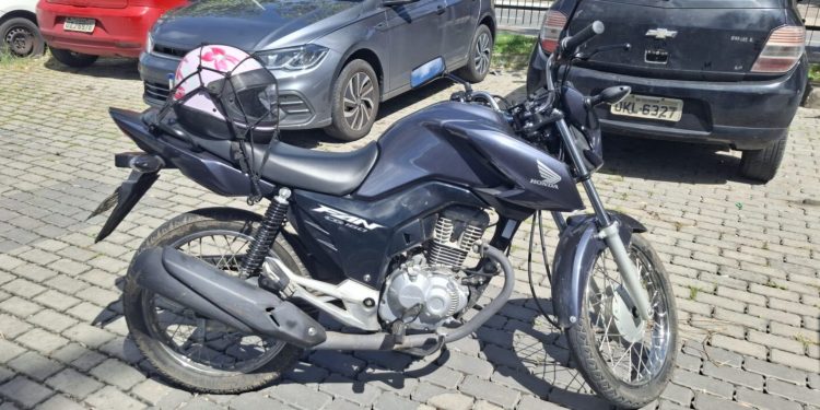 Suspeito é preso com moto roubada após fugir de blitz em Camaçari