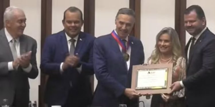 Presidente do STF recebe título de cidadão baiano e Comenda 2 de Julho em Salvador