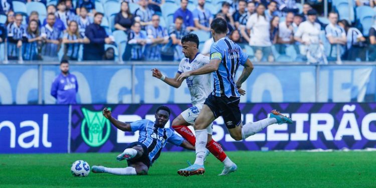 Com pênalti polêmico, Bahia é derrotado pelo Grêmio no Brasileirão