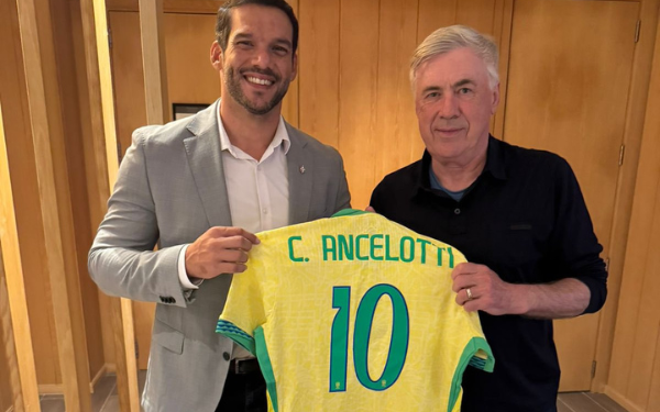 Ancelotti desembarca no Brasil e será apresentado como técnico da seleção nesta segunda (26)