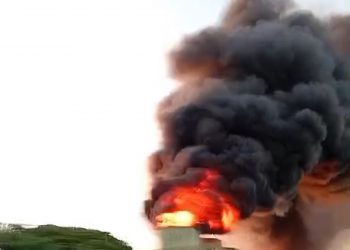 MUITA FUMAÇA: incêndio é registrado no Polo Petroquímico de Camaçari;