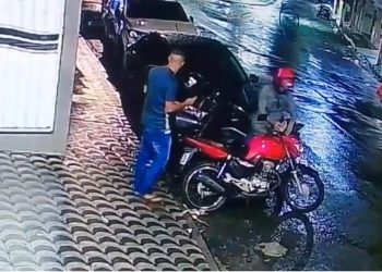 VEJA O VÍDEO: Bandidos são flagrados furtando motocicleta em Candeias