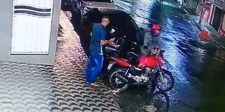 VEJA O VÍDEO: Bandidos são flagrados furtando motocicleta em Candeias