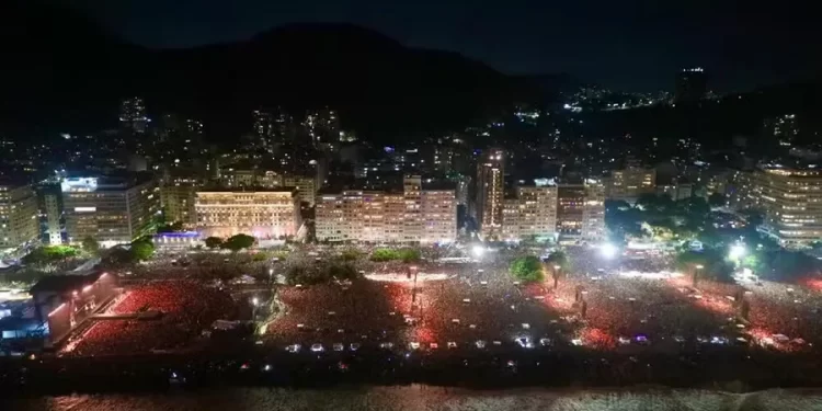 Lady Gaga reúne 2,1 milhões de pessoas em Copacabana, diz Prefeitura