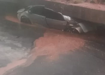 Carro é esmagado por deslizamento de terra em Simões Filho