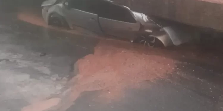 Carro é esmagado por deslizamento de terra em Simões Filho