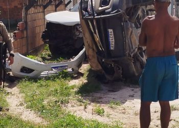 Viatura da Polícia Militar capota em Alagoinhas; estado de saúde dos policiais é desconhecido