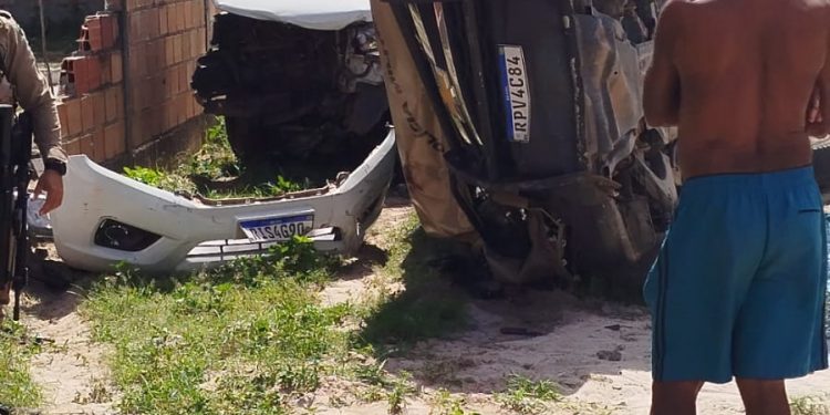 Viatura da Polícia Militar capota em Alagoinhas; estado de saúde dos policiais é desconhecido