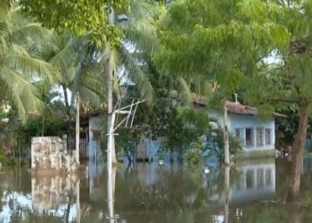 Lauro de Freitas: Rio transborda após fortes chuvas e deixa moradores ilhados