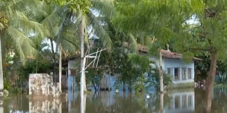 Lauro de Freitas: Rio transborda após fortes chuvas e deixa moradores ilhados