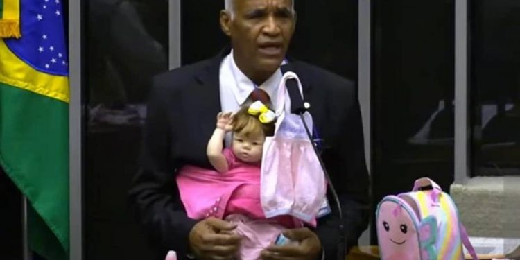 ‘Não vamos trocar o natural por silicone’, diz Isidório carregando bebê reborn no plenário