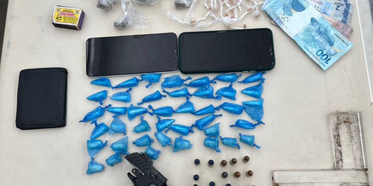 PETO apreende dois homens com moto roubada, pistola e drogas em Candeias