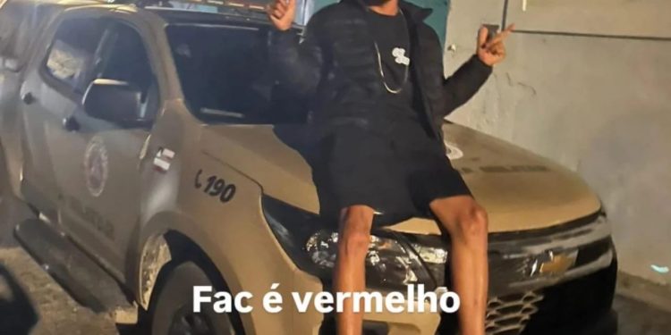 PEDIU DESCULPAS: homem sobe em viatura da PM-BA, tira foto sorrindo e se justifica em vídeo após repercussão