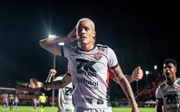 Vitória encaminha saída de Janderson e mais três jogadores do elenco