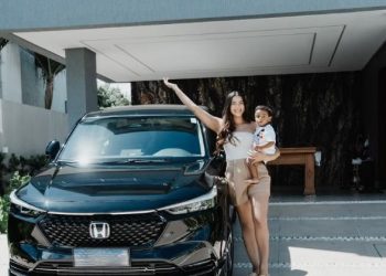 Namorada de Luva de Pedreiro ganha carro de R$ 190 mil e agradece ao influenciador